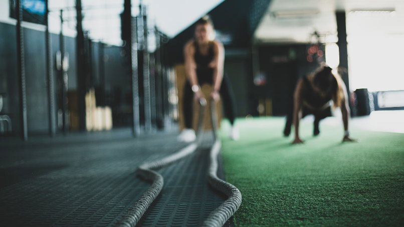 Entrenamiento con cuerdas de batalla en un centro fitness